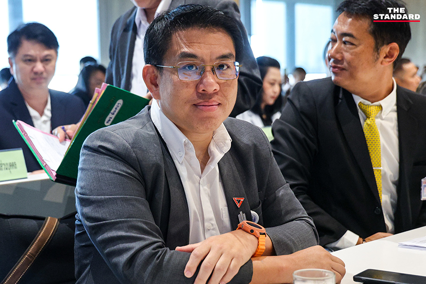 รังสิมันต์ โรม ขณะเป็นประธานในการประชุมกรรมาธิการ

