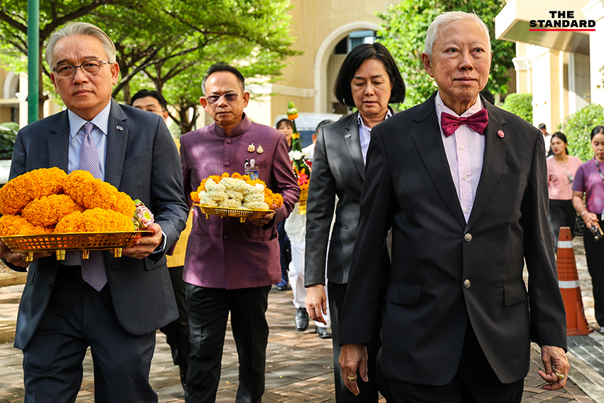 บวรศักดิ์ อุวรรณโณ รองนายกรัฐมนตรี ให้สัมภาษณ์สื่อมวลชนที่ทำเนียบรัฐบาลหลังพิธีทำบุญ