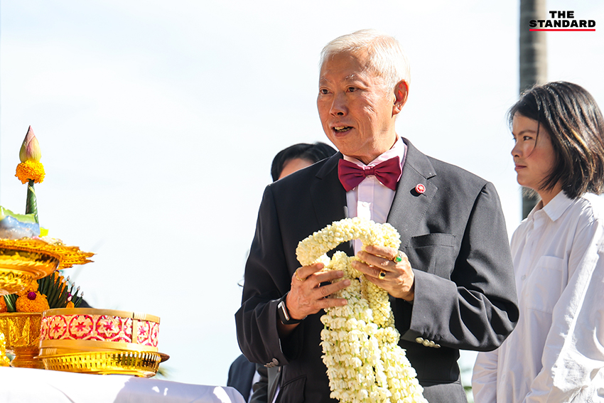 บวรศักดิ์ อุวรรณโณ รองนายกรัฐมนตรี ให้สัมภาษณ์สื่อมวลชนที่ทำเนียบรัฐบาลหลังพิธีทำบุญ