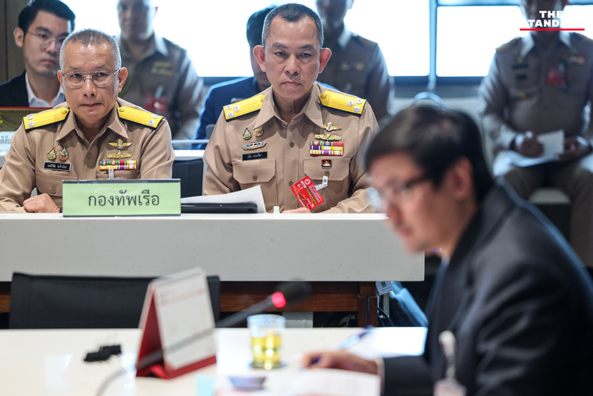 รังสิมันต์ โรม ขณะเป็นประธานในการประชุมกรรมาธิการ

