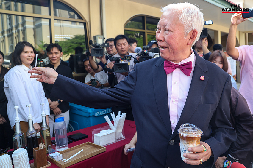 บวรศักดิ์ อุวรรณโณ รองนายกรัฐมนตรี ให้สัมภาษณ์สื่อมวลชนที่ทำเนียบรัฐบาลหลังพิธีทำบุญ