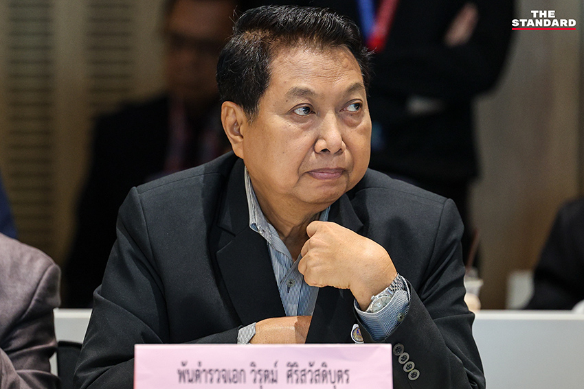 รังสิมันต์ โรม ขณะเป็นประธานในการประชุมกรรมาธิการ

