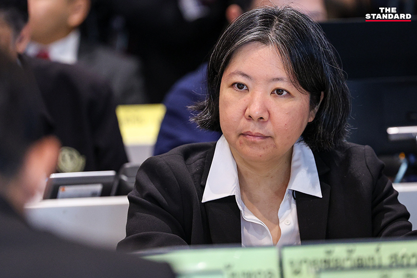 รังสิมันต์ โรม ขณะเป็นประธานในการประชุมกรรมาธิการ

