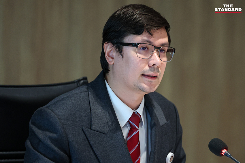 รังสิมันต์ โรม ขณะเป็นประธานในการประชุมกรรมาธิการ


