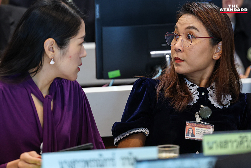 รังสิมันต์ โรม ขณะเป็นประธานในการประชุมกรรมาธิการ

