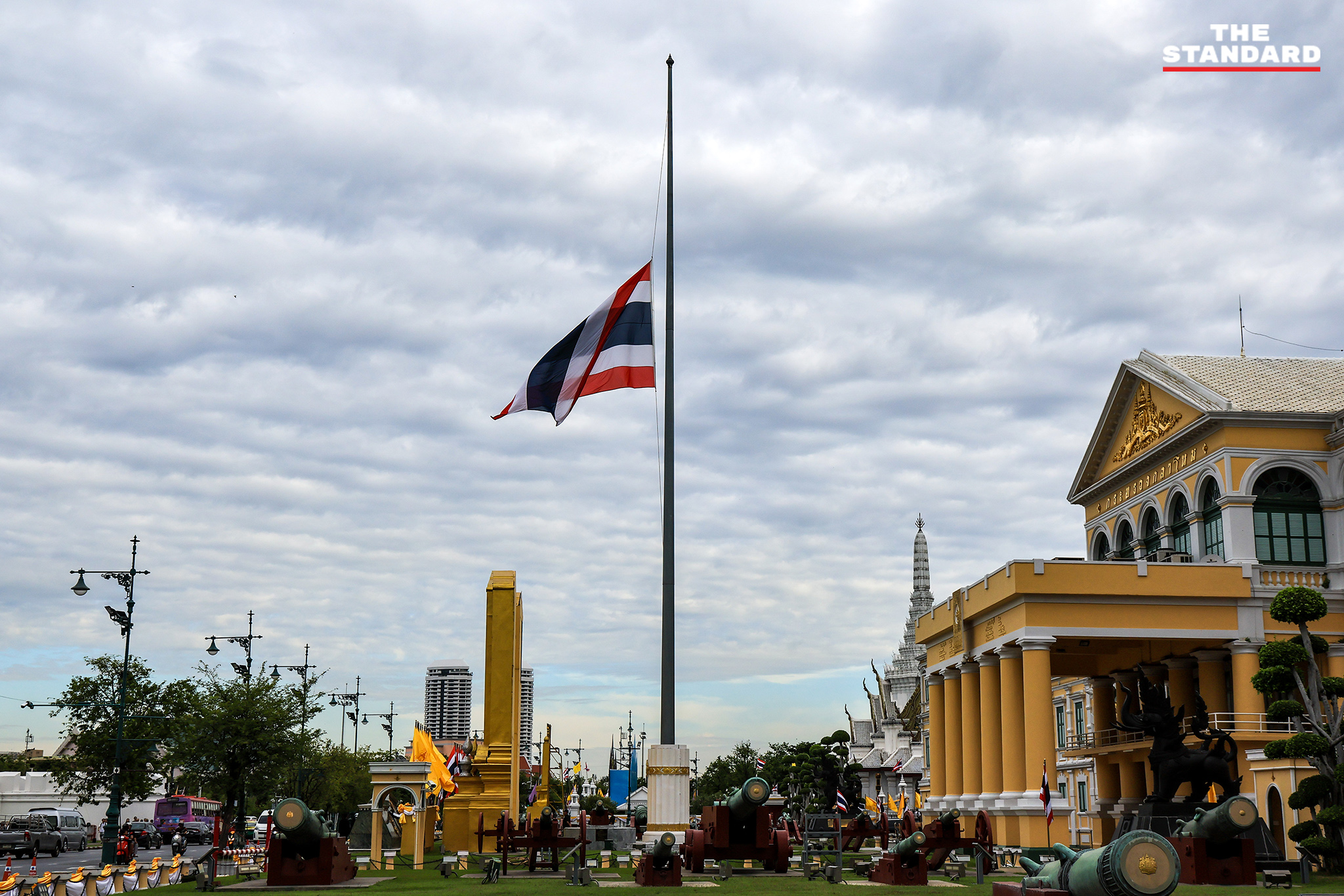 ทำเนียบรัฐบาล และ สถานที่ราชการทั่วประเทศ ลดธงครึ่งเสา เพื่อ ถวายความอาลัย และน้อมรำลึกในพระมหากรุณาธิคุณอันหาที่สุดมิได้ ประชาชนเริ่มประดับ พระบรมฉายาลักษณ์ ที่หน้าบ้าน