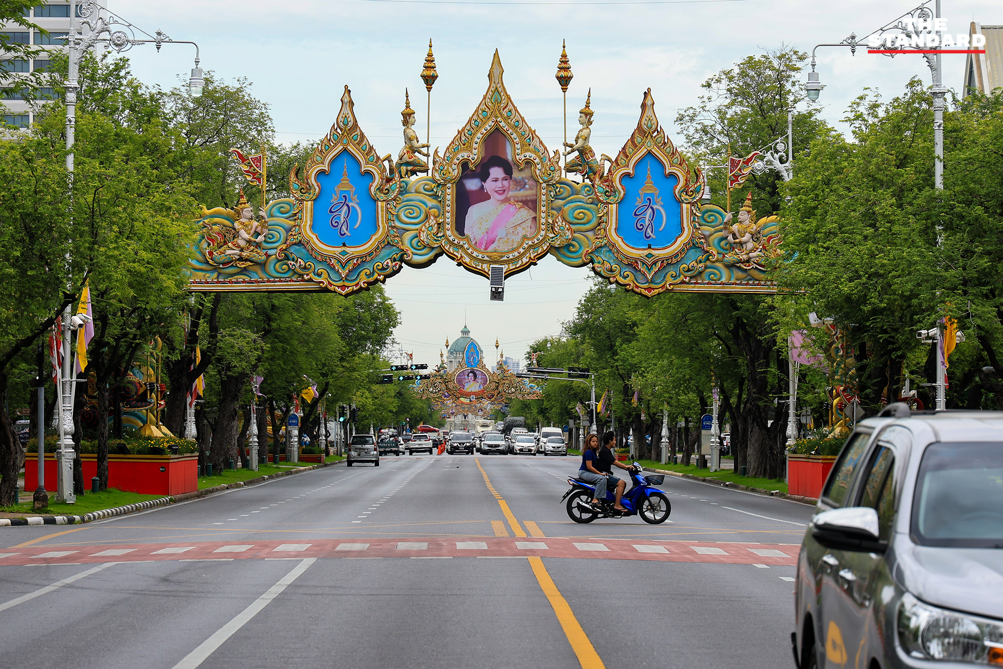 ทำเนียบรัฐบาล และ สถานที่ราชการทั่วประเทศ ลดธงครึ่งเสา เพื่อ ถวายความอาลัย และน้อมรำลึกในพระมหากรุณาธิคุณอันหาที่สุดมิได้ ประชาชนเริ่มประดับ พระบรมฉายาลักษณ์ ที่หน้าบ้าน