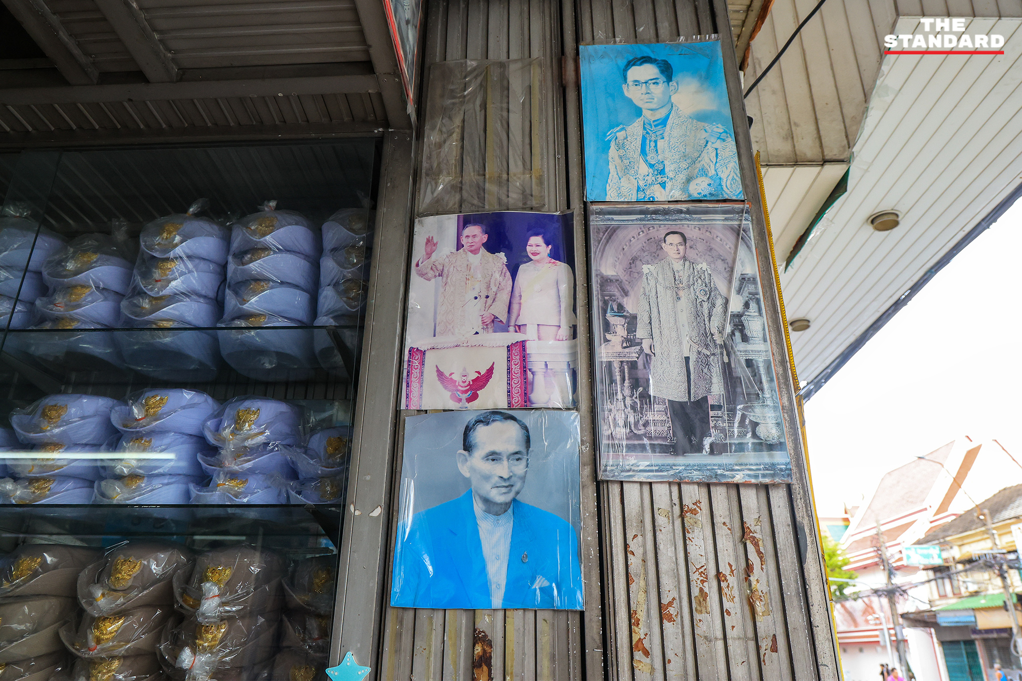 ทำเนียบรัฐบาล และ สถานที่ราชการทั่วประเทศ ลดธงครึ่งเสา เพื่อ ถวายความอาลัย และน้อมรำลึกในพระมหากรุณาธิคุณอันหาที่สุดมิได้ ประชาชนเริ่มประดับ พระบรมฉายาลักษณ์ ที่หน้าบ้าน