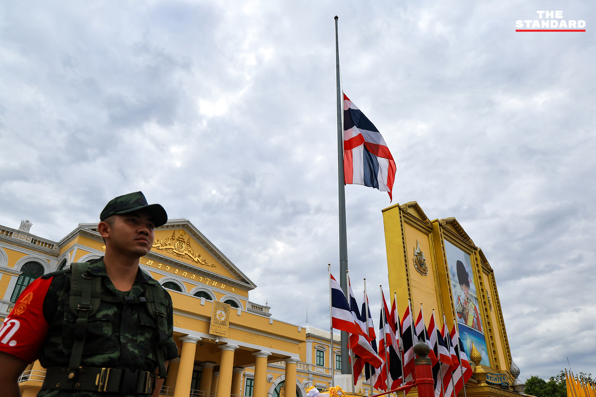 ทำเนียบรัฐบาล และ สถานที่ราชการทั่วประเทศ ลดธงครึ่งเสา เพื่อ ถวายความอาลัย และน้อมรำลึกในพระมหากรุณาธิคุณอันหาที่สุดมิได้ ประชาชนเริ่มประดับ พระบรมฉายาลักษณ์ ที่หน้าบ้าน