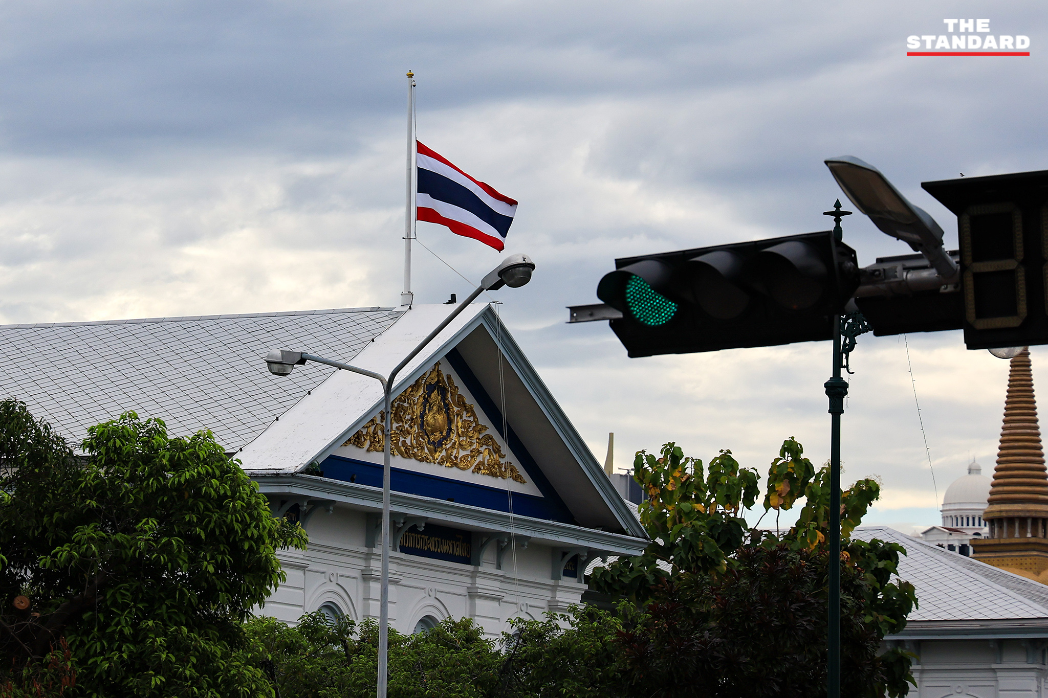 ทำเนียบรัฐบาล และ สถานที่ราชการทั่วประเทศ ลดธงครึ่งเสา เพื่อ ถวายความอาลัย และน้อมรำลึกในพระมหากรุณาธิคุณอันหาที่สุดมิได้ ประชาชนเริ่มประดับ พระบรมฉายาลักษณ์ ที่หน้าบ้าน