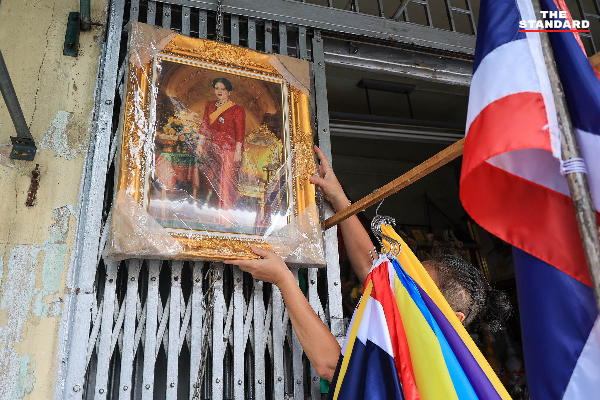 ทำเนียบรัฐบาล และ สถานที่ราชการทั่วประเทศ ลดธงครึ่งเสา เพื่อ ถวายความอาลัย และน้อมรำลึกในพระมหากรุณาธิคุณอันหาที่สุดมิได้ ประชาชนเริ่มประดับ พระบรมฉายาลักษณ์ ที่หน้าบ้าน