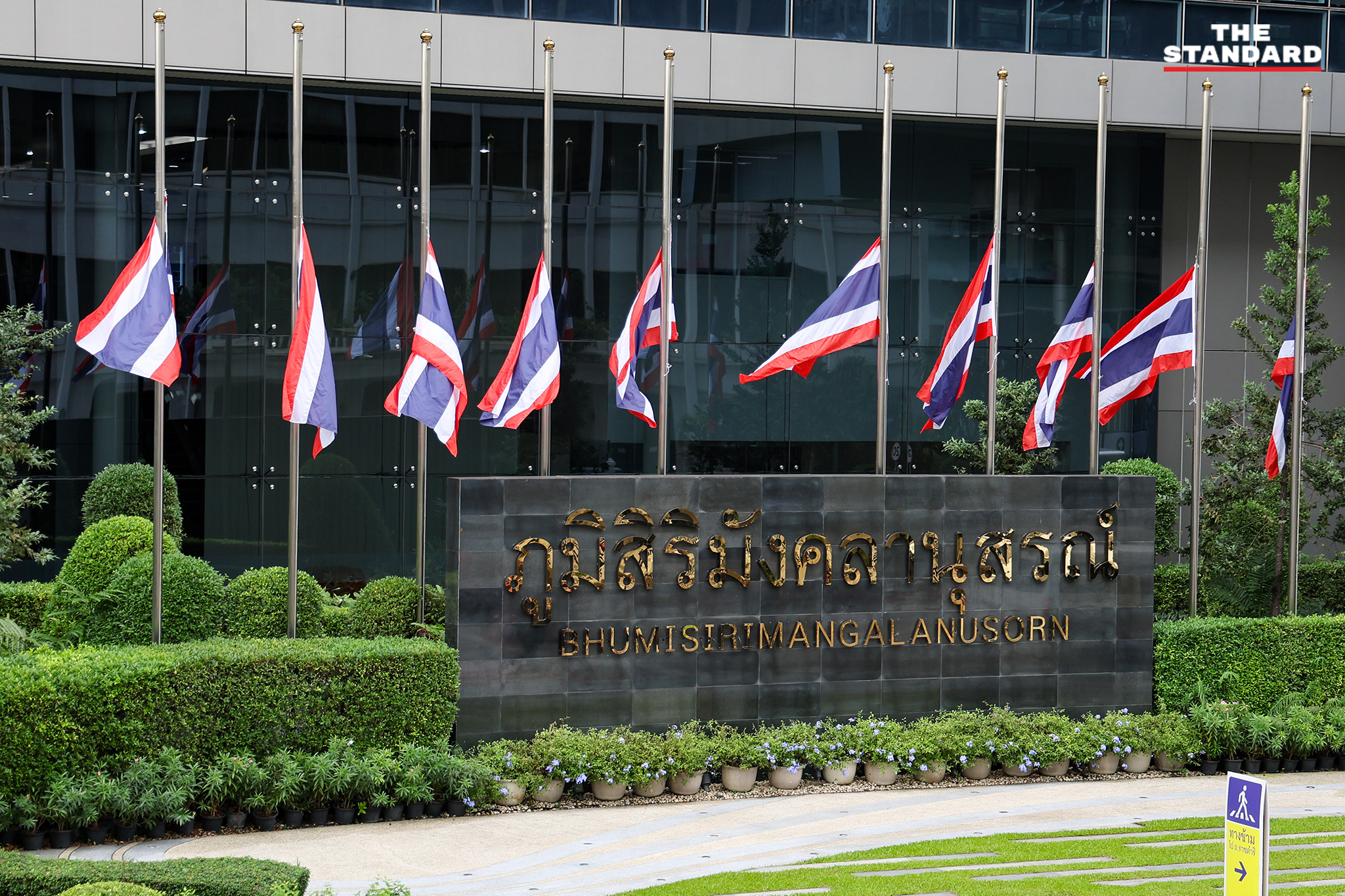 ทำเนียบรัฐบาล และ สถานที่ราชการทั่วประเทศ ลดธงครึ่งเสา เพื่อ ถวายความอาลัย และน้อมรำลึกในพระมหากรุณาธิคุณอันหาที่สุดมิได้ ประชาชนเริ่มประดับ พระบรมฉายาลักษณ์ ที่หน้าบ้าน