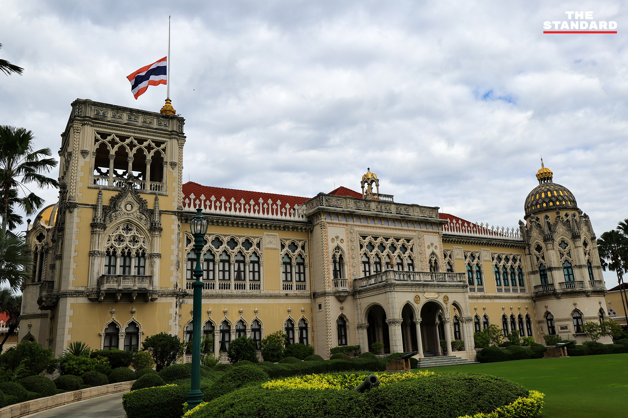 ทำเนียบรัฐบาล และ สถานที่ราชการทั่วประเทศ ลดธงครึ่งเสา เพื่อ ถวายความอาลัย และน้อมรำลึกในพระมหากรุณาธิคุณอันหาที่สุดมิได้ ประชาชนเริ่มประดับ พระบรมฉายาลักษณ์ ที่หน้าบ้าน
