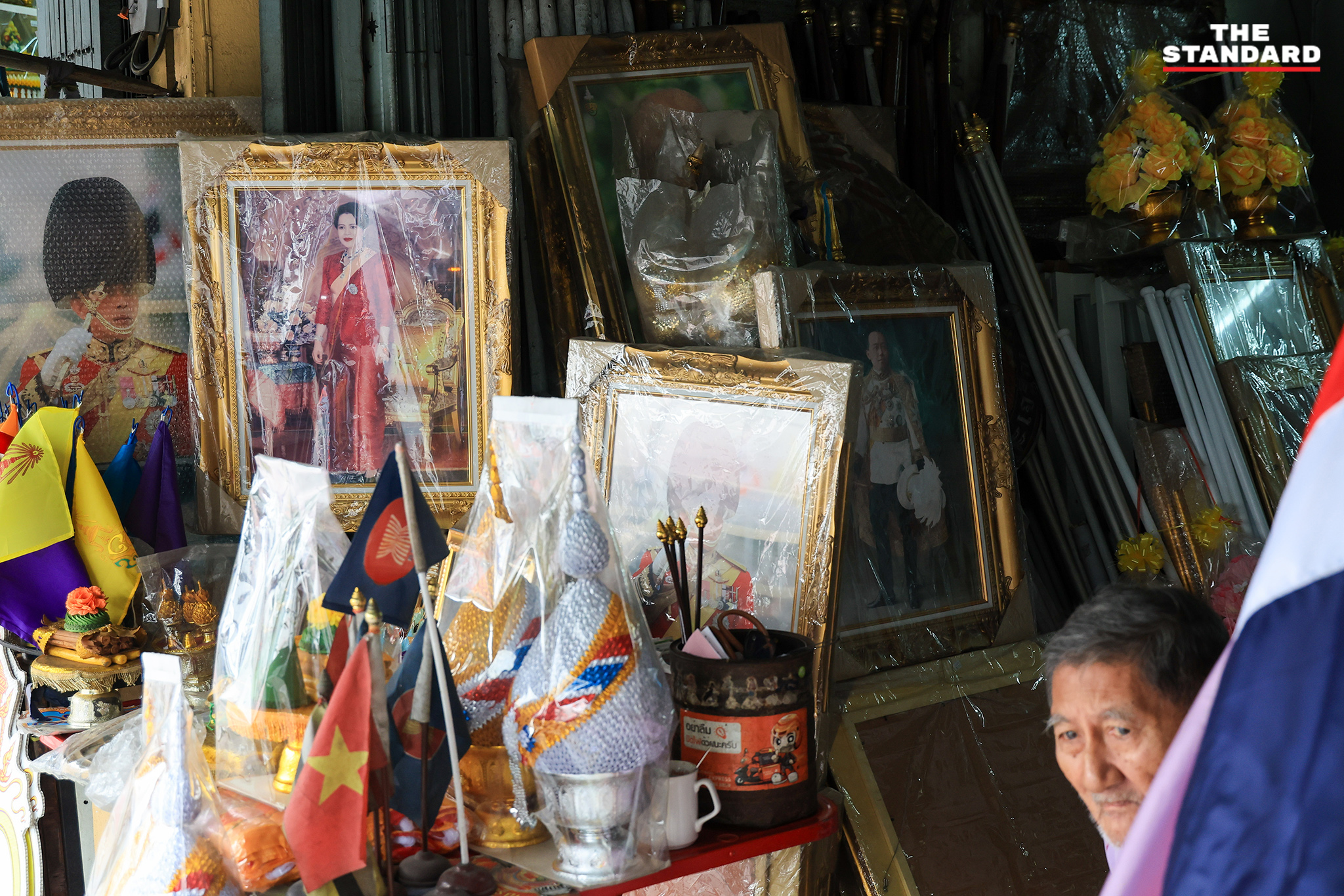 ทำเนียบรัฐบาล และ สถานที่ราชการทั่วประเทศ ลดธงครึ่งเสา เพื่อ ถวายความอาลัย และน้อมรำลึกในพระมหากรุณาธิคุณอันหาที่สุดมิได้ ประชาชนเริ่มประดับ พระบรมฉายาลักษณ์ ที่หน้าบ้าน