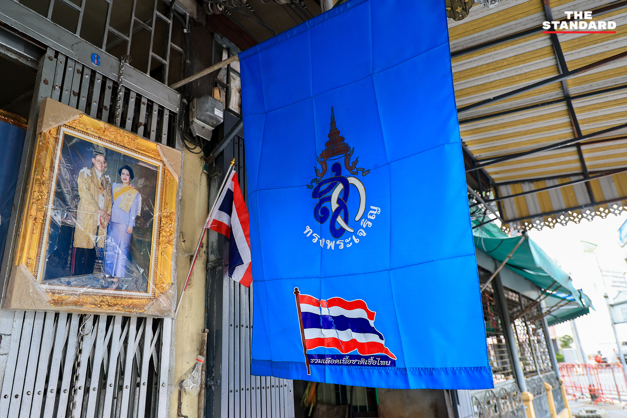 ทำเนียบรัฐบาล และ สถานที่ราชการทั่วประเทศ ลดธงครึ่งเสา เพื่อ ถวายความอาลัย และน้อมรำลึกในพระมหากรุณาธิคุณอันหาที่สุดมิได้ ประชาชนเริ่มประดับ พระบรมฉายาลักษณ์ ที่หน้าบ้าน