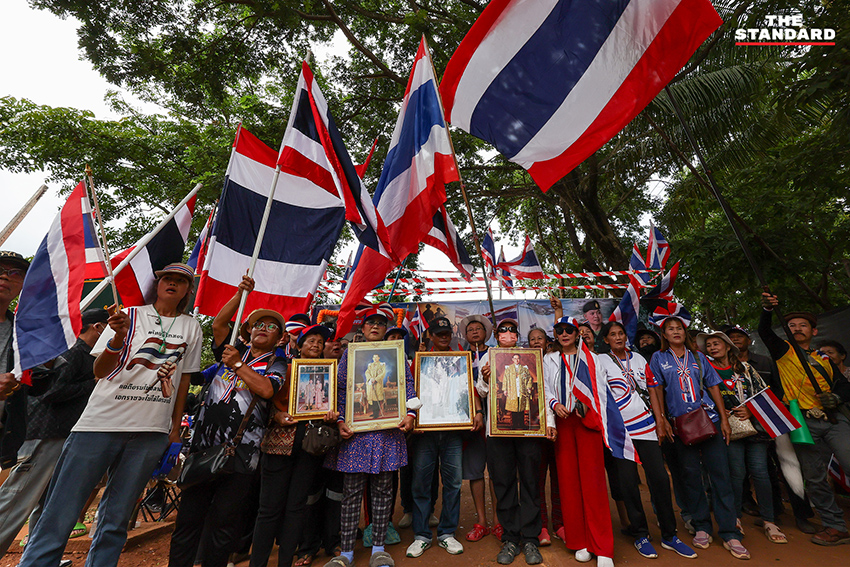 ประชาชนรวมตัวกันร้องเพลงชาติไทยที่ชายแดนสระแก้ว