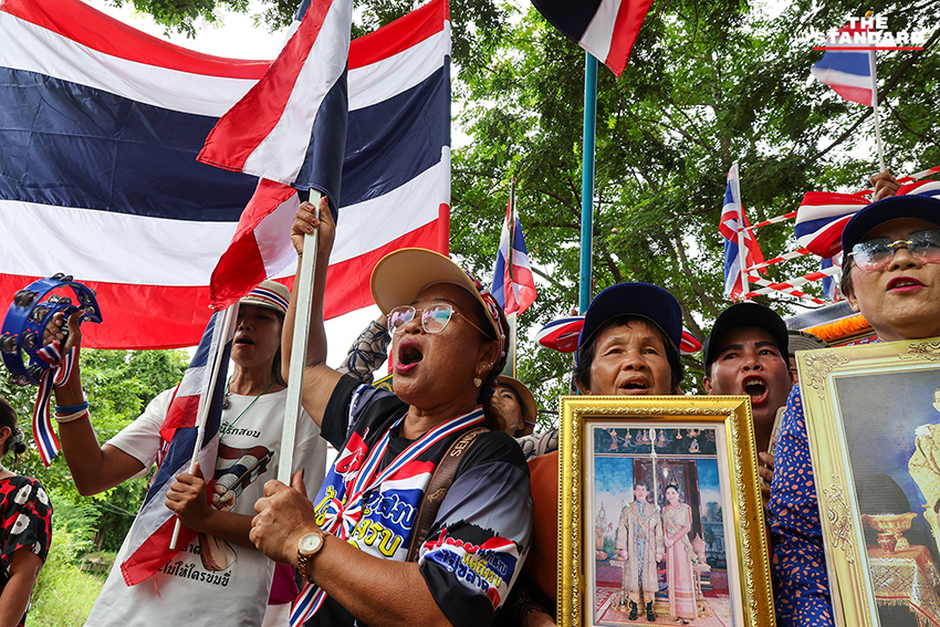 ประชาชนรวมตัวกันร้องเพลงชาติไทยที่ชายแดนสระแก้ว