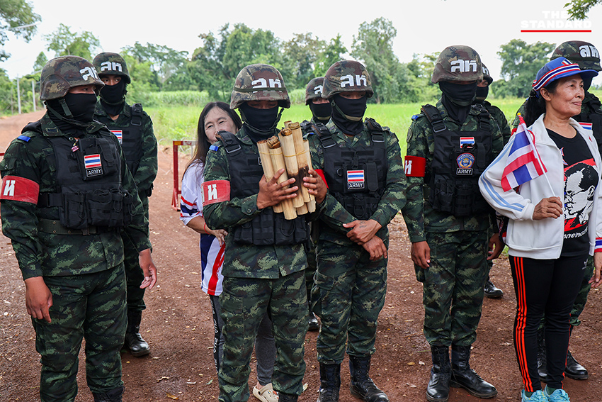 ประชาชนรวมตัวกันร้องเพลงชาติไทยที่ชายแดนสระแก้ว
