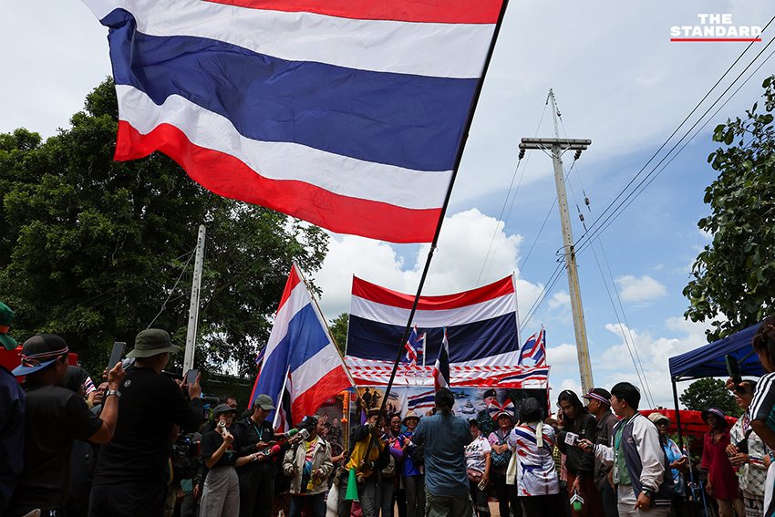 ประชาชนรวมตัวกันร้องเพลงชาติไทยที่ชายแดนสระแก้ว