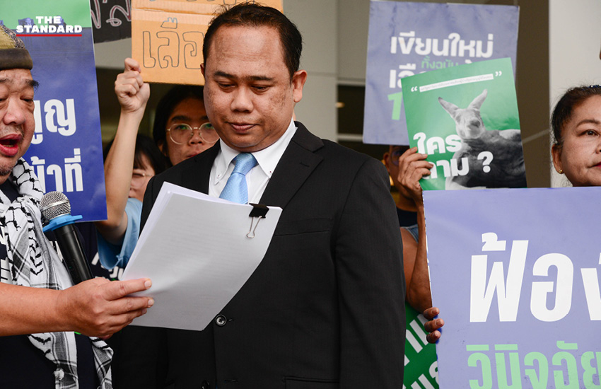 เครือข่ายประชาชนร่างรัฐธรรมนูญ (Con for All) ขณะยื่นหนังสือที่สำนักงาน ป.ป.ช.