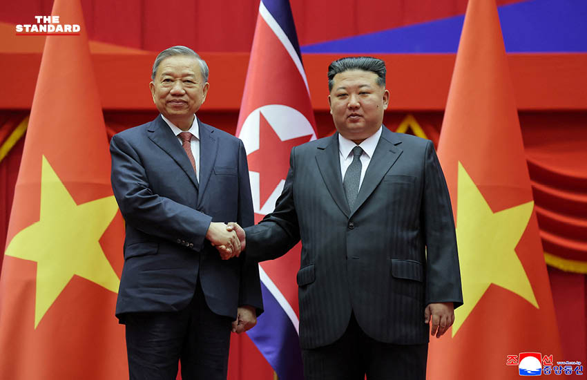 คิม จองอึน และ โต เลิม ยืนจับมือกัน