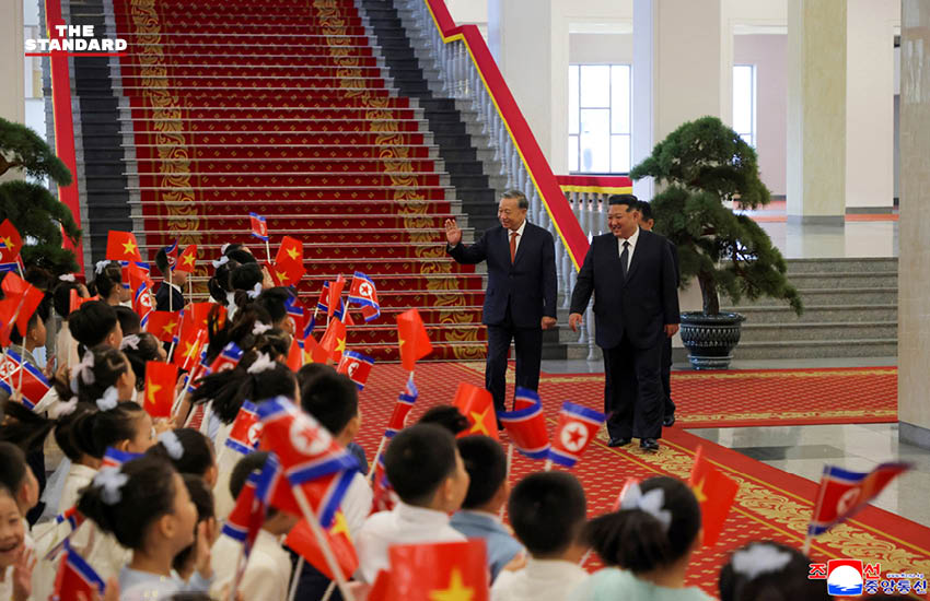 คิม จองอึน และ โต เลิม ยืนจับมือกัน