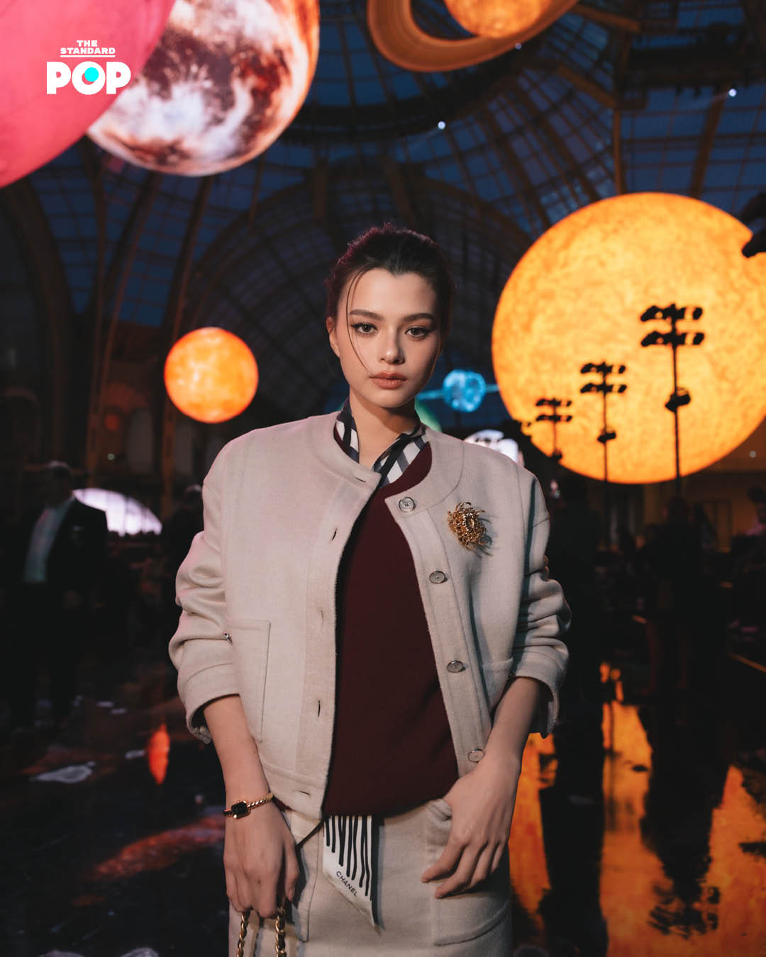 เบ็คกี้ รีเบคก้า แบรนด์แอมบาสเดอร์ของ CHANEL กับ CHANEL PREMIÈRE GALON ในงานแฟชันโชว์ Spring/Summer 2026 ของ CHANEL 