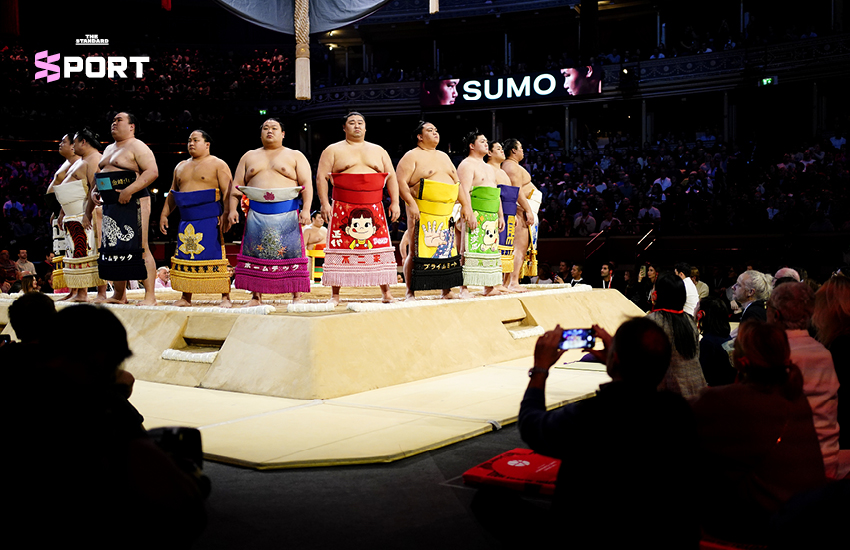 การแข่ง ‘ซูโม่’ บนแผ่นดิน อังกฤษ กับของรางวัลสุดน่ารัก ขวดโชยุยักษ์ และ Hello Kitty 4