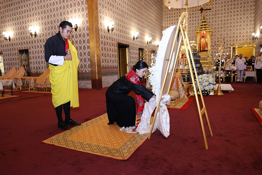 สมเด็จพระราชาธิบดี และสมเด็จพระราชินีแห่งภูฏาน เสด็จถวายราชสักการะพระบรมศพ สมเด็จพระนางเจ้าสิริกิติ์ พระบรมราชินีนาถ พระบรมราชชนนีพันปีหลวง 3
