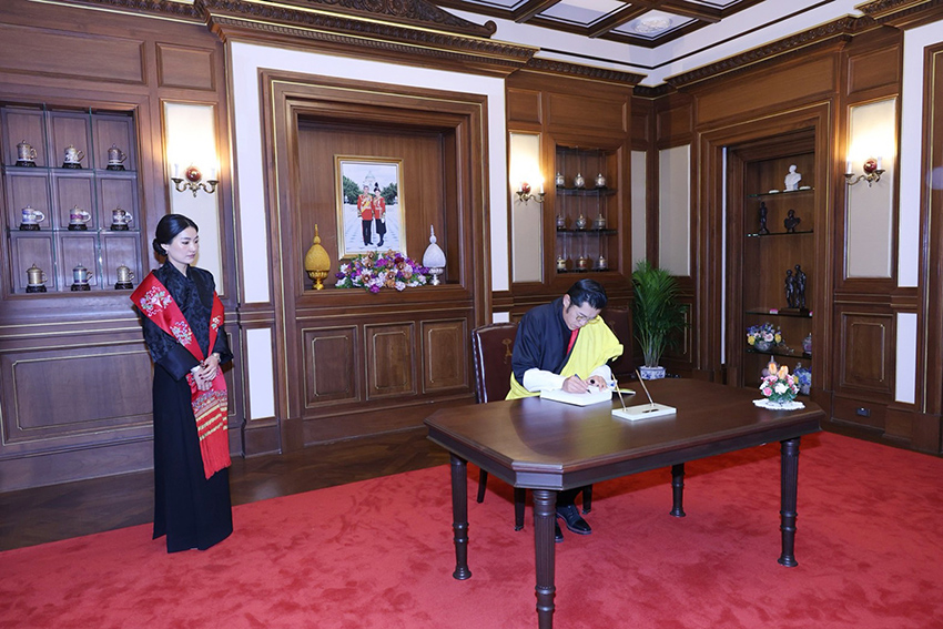 สมเด็จพระราชาธิบดี และสมเด็จพระราชินีแห่งภูฏาน เสด็จถวายราชสักการะพระบรมศพ สมเด็จพระนางเจ้าสิริกิติ์ พระบรมราชินีนาถ พระบรมราชชนนีพันปีหลวง 8