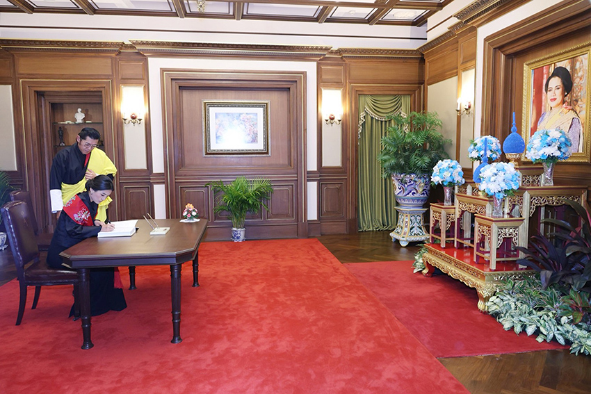 สมเด็จพระราชาธิบดี และสมเด็จพระราชินีแห่งภูฏาน เสด็จถวายราชสักการะพระบรมศพ สมเด็จพระนางเจ้าสิริกิติ์ พระบรมราชินีนาถ พระบรมราชชนนีพันปีหลวง 9