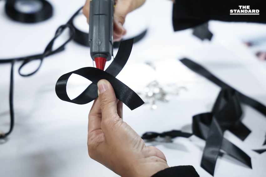 ประชาชนร่วม ‘ประดิษฐ์ริบบิ้นสีดำ’ ที่สถานีกลางกรุงเทพอภิวัฒน์ ถวายความอาลัย สมเด็จพระพันปีหลวง 1