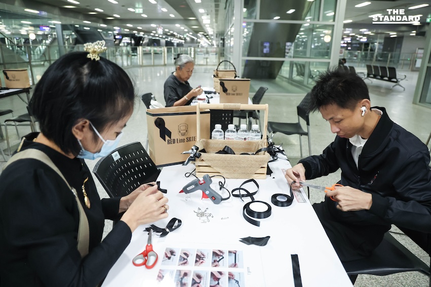 ประชาชนร่วม ‘ประดิษฐ์ริบบิ้นสีดำ’ ที่สถานีกลางกรุงเทพอภิวัฒน์ ถวายความอาลัย สมเด็จพระพันปีหลวง 2