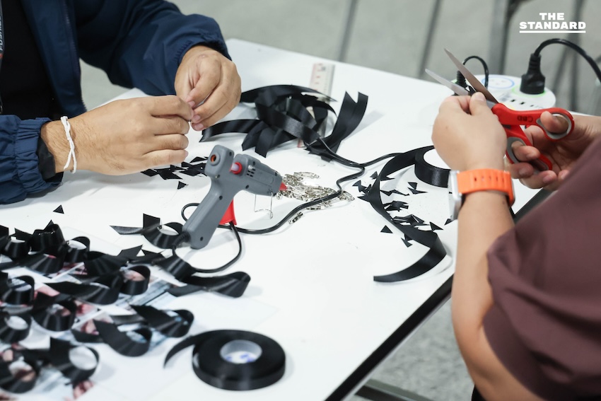 ประชาชนร่วม ‘ประดิษฐ์ริบบิ้นสีดำ’ ที่สถานีกลางกรุงเทพอภิวัฒน์ ถวายความอาลัย สมเด็จพระพันปีหลวง 3