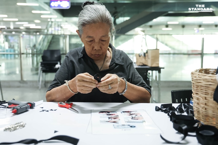 ประชาชนร่วม ‘ประดิษฐ์ริบบิ้นสีดำ’ ที่สถานีกลางกรุงเทพอภิวัฒน์ ถวายความอาลัย สมเด็จพระพันปีหลวง 4