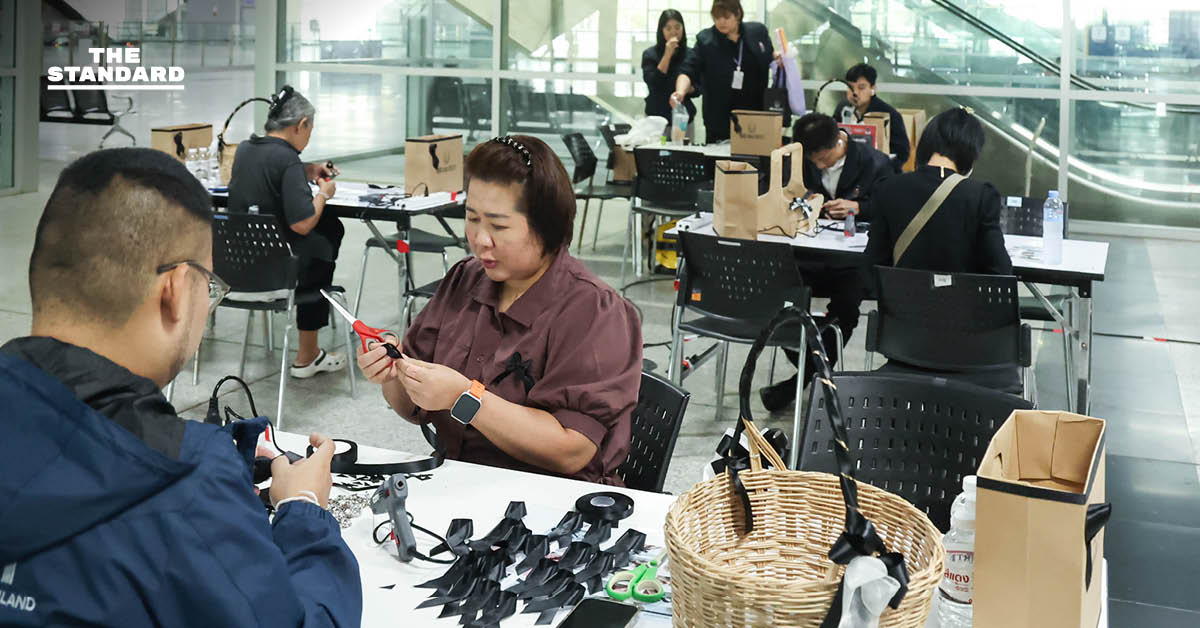 ประชาชนร่วม ‘ประดิษฐ์ริบบิ้นสีดำ’ ที่สถานีกลางกรุงเทพอภิวัฒน์ ถวายความอาลัย สมเด็จพระพันปีหลวง