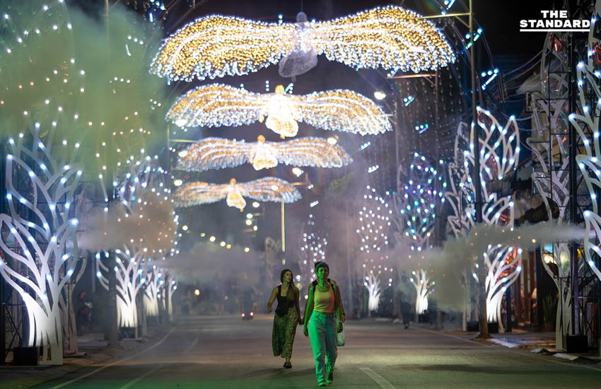 เชียงใหม่ปรับใหม่ ทัศนียภาพรับ ยี่เป็ง 68 เปลี่ยนโทนแสดงความอาลัย สมเด็จพระพันปีหลวง รื้อดอกไม้สีดำ-ปรับไฟประดับท่าแพให้ช้าลง 3