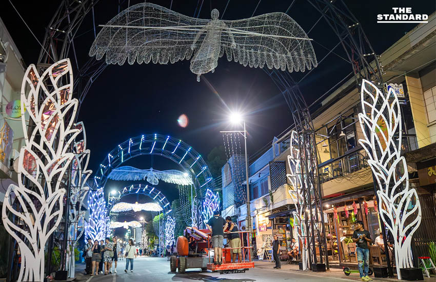 เชียงใหม่ปรับใหม่ ทัศนียภาพรับ ยี่เป็ง 68 เปลี่ยนโทนแสดงความอาลัย สมเด็จพระพันปีหลวง รื้อดอกไม้สีดำ-ปรับไฟประดับท่าแพให้ช้าลง 4