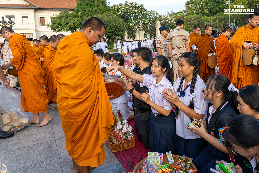 เชียงใหม่จัดพิธีตักบาตร 7 วัน ถวายพระราชกุศล สมเด็จพระพันปีหลวง ผสมผสาน วัฒนธรรมล้านนา 4