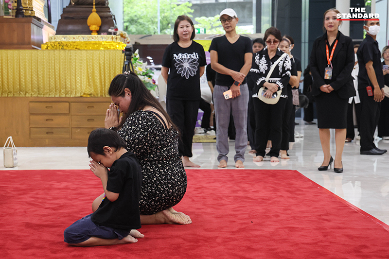 รพ.จุฬาฯ เปิดให้ประชาชน ลงนามถวายความอาลัย สมเด็จพระพันปีหลวง 6