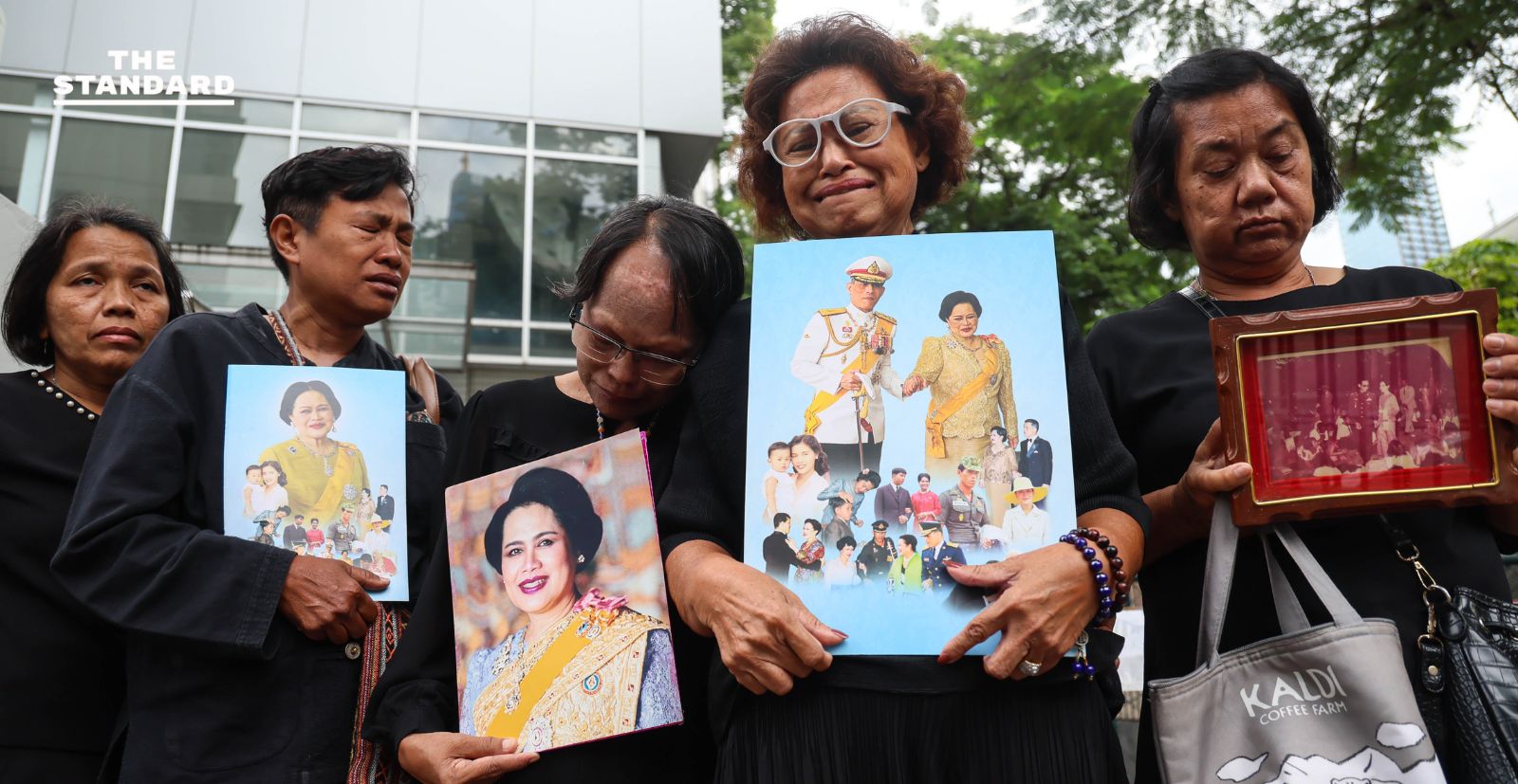 chulalongkorn-hospital-mourning-queen-Sirikit-oct-25