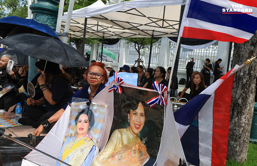 ปวงชนชาวไทยปักหลักรอขบวนอัญเชิญพระบรมศพ สมเด็จพระพันปีหลวง ณ ท้องสนามหลวง 11