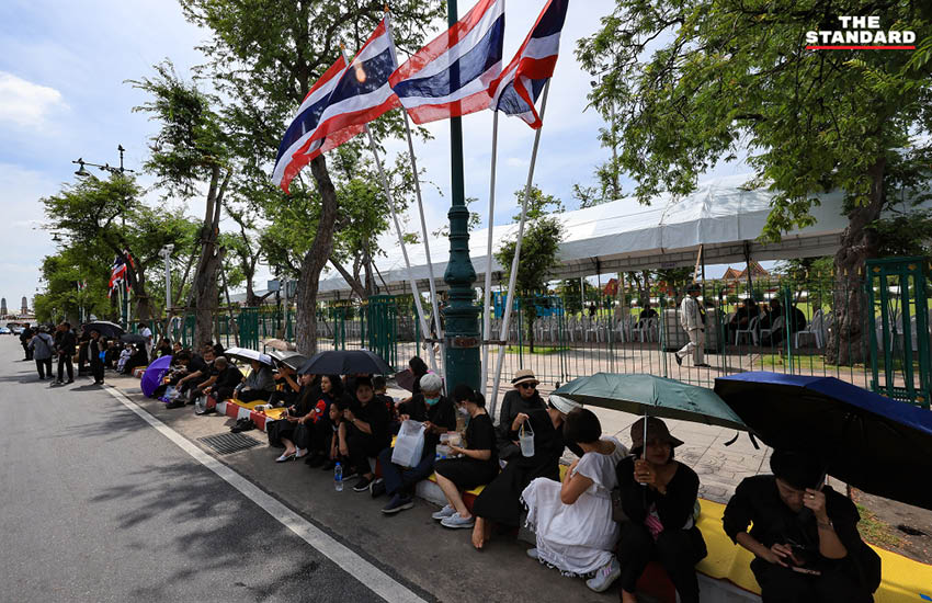 ปวงชนชาวไทยปักหลักรอขบวนอัญเชิญพระบรมศพ สมเด็จพระพันปีหลวง ณ ท้องสนามหลวง 12