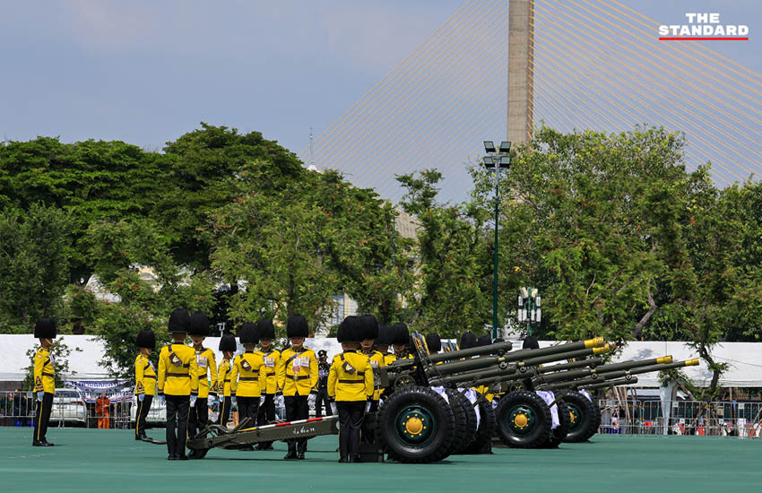 ปวงชนชาวไทยปักหลักรอขบวนอัญเชิญพระบรมศพ สมเด็จพระพันปีหลวง ณ ท้องสนามหลวง 13