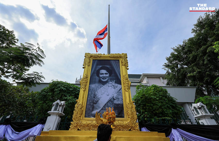 ปวงชนชาวไทยปักหลักรอขบวนอัญเชิญพระบรมศพ สมเด็จพระพันปีหลวง ณ ท้องสนามหลวง 2