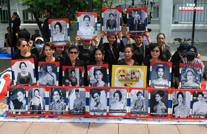 ปวงชนชาวไทยปักหลักรอขบวนอัญเชิญพระบรมศพ สมเด็จพระพันปีหลวง ณ ท้องสนามหลวง 3