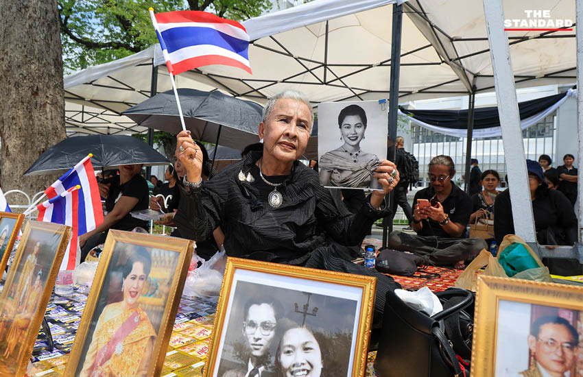 ปวงชนชาวไทยปักหลักรอขบวนอัญเชิญพระบรมศพ สมเด็จพระพันปีหลวง ณ ท้องสนามหลวง 4