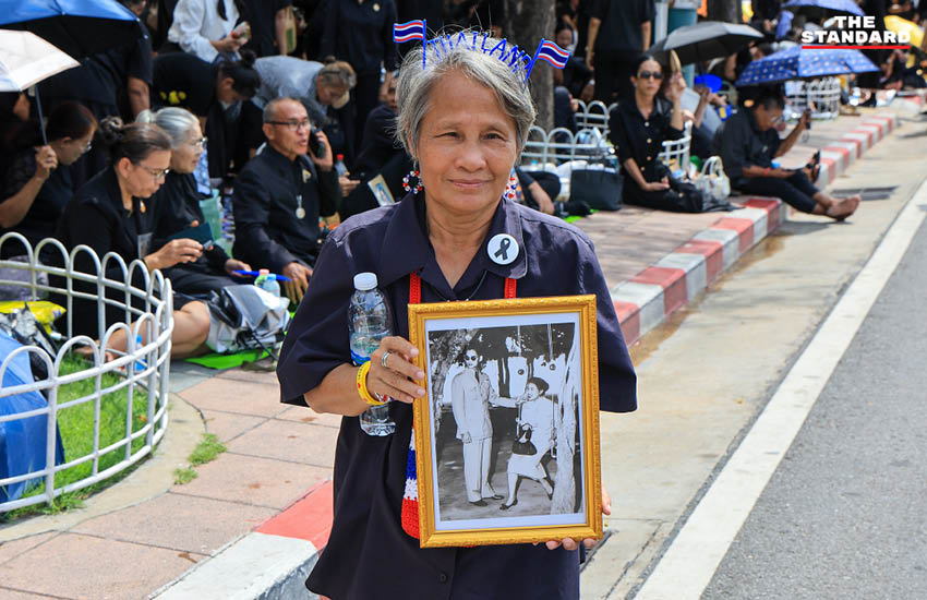 ปวงชนชาวไทยปักหลักรอขบวนอัญเชิญพระบรมศพ สมเด็จพระพันปีหลวง ณ ท้องสนามหลวง 5