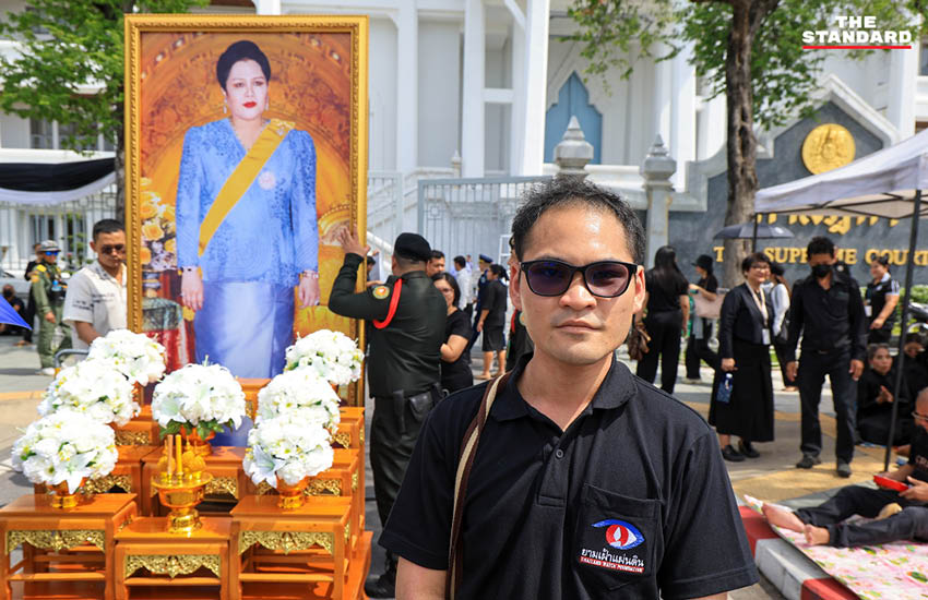 ปวงชนชาวไทยปักหลักรอขบวนอัญเชิญพระบรมศพ สมเด็จพระพันปีหลวง ณ ท้องสนามหลวง 6