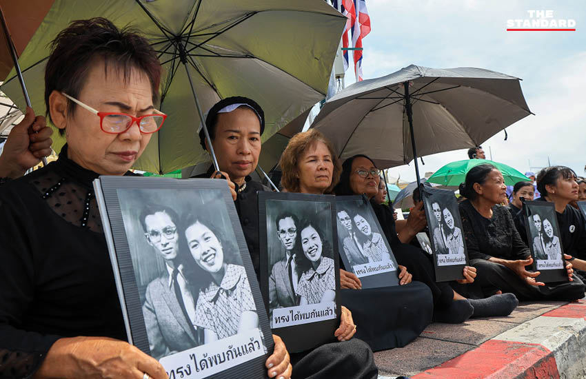 ปวงชนชาวไทยปักหลักรอขบวนอัญเชิญพระบรมศพ สมเด็จพระพันปีหลวง ณ ท้องสนามหลวง 7